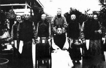 清朝的太监在宫里的地位怎么样？真的像电视里那样能对宫女呼来喝去吗？