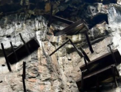 悬崖棺材的历史追溯到春秋战国时期 古人是怎么将棺材放到悬崖上面的