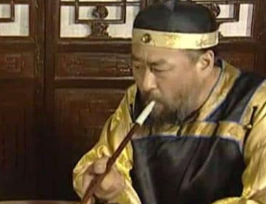 揭秘：让和珅下跪磕头的金大烟袋到底是何方人物？