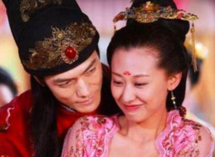 她和妹妹共侍皇帝，宠冠后宫后却被赐死