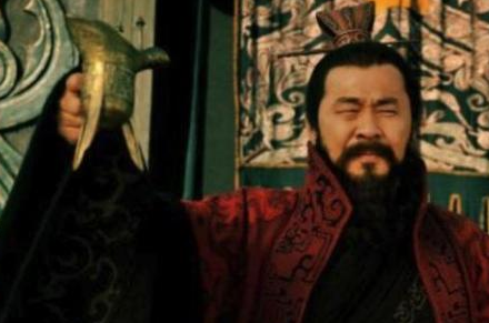 荀彧为什么不去投靠刘备而是辅佐曹操 选择曹操是没有错的