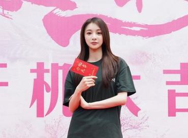 《有座香粉宅》故事发生的背景是什么时候？