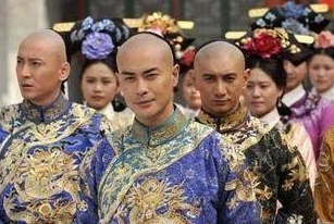 胤祉是皇子为什么会被寄养在大臣家里？原因是什么