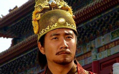 此人临死之前说出自己的祖先名字。皇帝立即赐他免死金牌