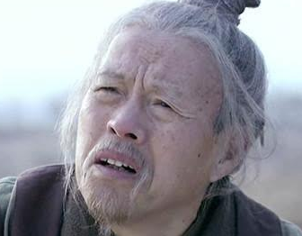 刘邦称帝后，刘太公见到他为什么要手握扫帚，还倒退着走？