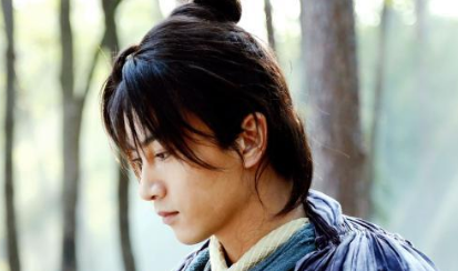 十六年后杨过面对金轮法王为什么不用玄铁重剑？玄铁重剑敌不过金轮法王吗？