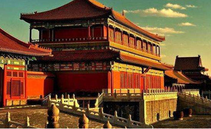 兴庆宫是唐朝哪位皇帝的宫殿？诗词中如何描写兴庆宫？