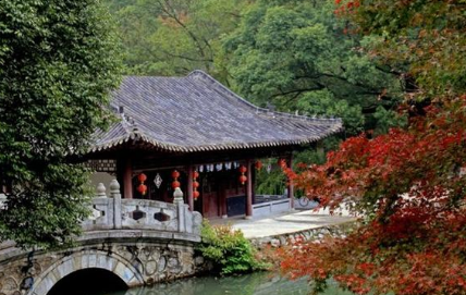 诸葛亮隐居的地方在哪里？他为何会选择隐居的