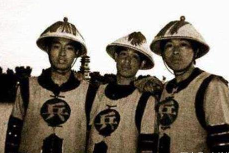 同样都是清朝的士兵 他们衣服上面的兵和勇有什么区别