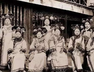 清朝时期，亲王妃与皇帝的各个后妃相比，谁的地位更高？