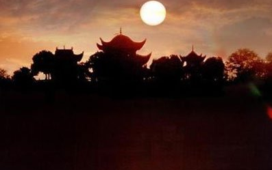 《登岳阳楼》的写作背景是什么？该如何去理解呢？