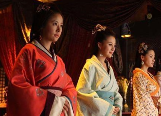 皇宫里有那么多宫女，皇帝身边为何还是太监伺候呢？