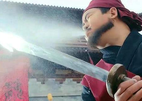 古代刽子手在行刑之前 刀上为什么都要喷一口酒