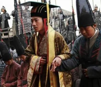 春秋时期的诸侯们是如何欺负周天子 没错,就是割他们家的麦子