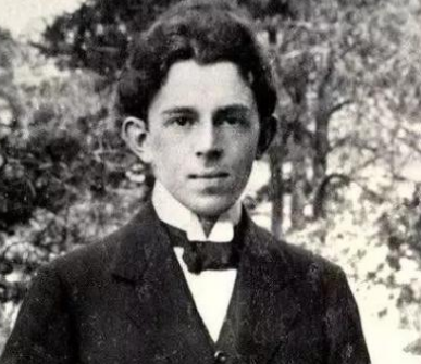 曼德尔施塔姆：阿克梅派最著名的诗人之一