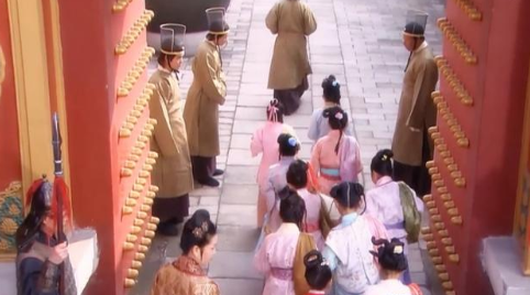 清朝灭亡后，紫禁城内的宫女太监和嫔妃们都去哪里了？
