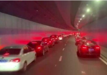 轿车教科书式让道怎么回事？百辆私家车让道消防车