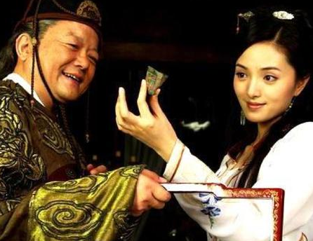 面对落魄被打落冷宫的妃子 太监为什么还要追随到冷宫