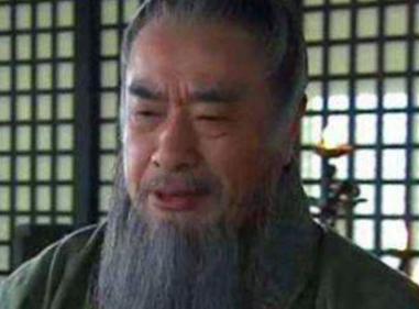 《三国演义》中，张昭在东吴是什么地位?