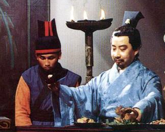 诸葛亮草船借箭时，曹操不放火箭的原因是什么？