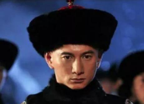 母亲是康熙最爱的赫舍里皇后，太子胤礽一手好牌打得稀烂