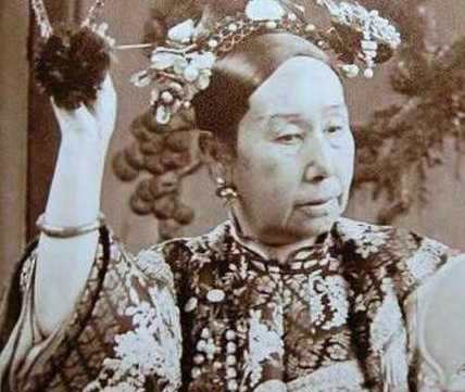 慈禧上厕所每个服侍的人口中为什么含着水 其实道理很简单