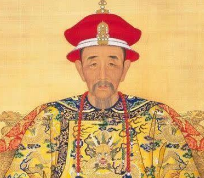 康熙初见乾隆时，为什么要放下酒杯？