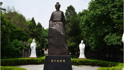 为什么张仲景被称为医圣?张仲景对医学有哪些贡献？