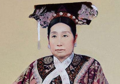 庄和皇贵妃为什么被封皇贵妃，她的姑姑却只是个嫔？