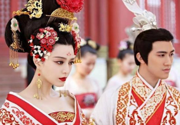 从武则天的家族历史中探索，她是如何凭借自身能力跻身皇位的?