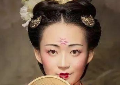 梅花妆”风靡唐朝，到底源自哪位女子？