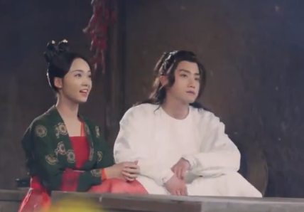 《青青子衿》中骆秋迟为何能与闻人隽成为朋友？