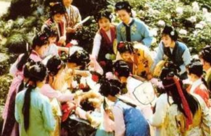 红楼梦是怎样描写赵姨娘的？为何说她是可悲的？