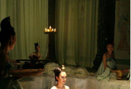 古代娘娘洗澡时，身边需要太监全程伺候时真的吗？