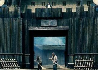 空城计时，诸葛亮为何要安排人在门前扫地？