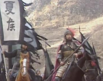 华雄连斩数将时，曹操让夏侯惇典韦许褚出战的原因是什么？