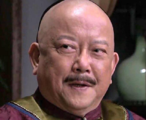 和珅往赈灾用的粥中撒沙子，为何乾隆得知后还夸赞了他？