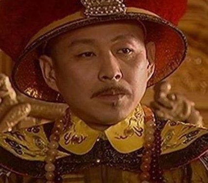 康熙第一个看到乾隆的时候 康熙为什么直接放下手里的杯子