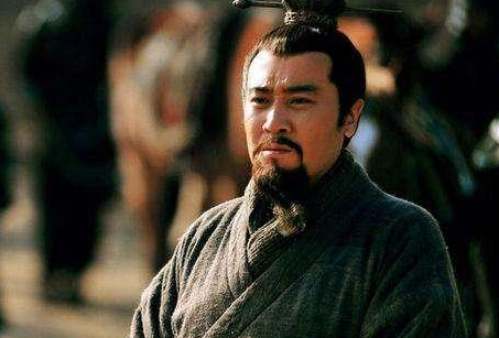 三英战吕布的时候，为何曹操要让刘备上场呢？