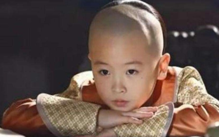 永璇作为乾隆的第八子，为何能在皇权的斗争中活下来？