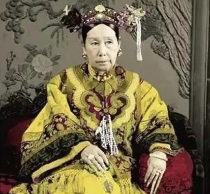 揭秘慈禧太后的奢侈生活 这吃西瓜不是什么人都学的来的