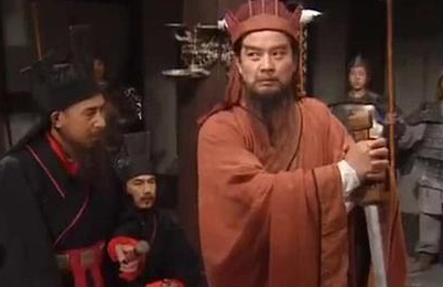 袁绍虽然身份不如袁术，为何很多人却投靠袁绍呢？