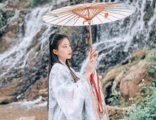 《竹枝词·山桃红花满上头》刘禹锡所作，刻画出遭受打击之后的悲伤少女形象