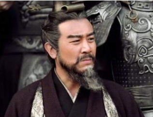 刘备在许田围猎时阻止关羽杀曹操，是为何？