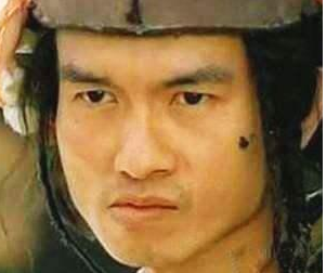 水浒传中董平一定要带上张清去给战死的周通报仇？