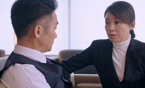 《突围》中林满江为什么要一路扶持石红杏呢？