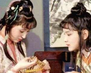 红楼梦中林黛玉进贾府后的表现有何不一样？