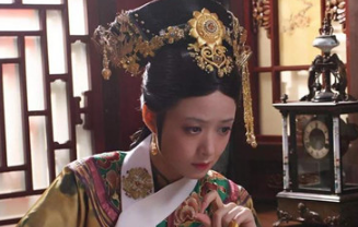 清朝妃子脖子上系白色丝带的原因是？