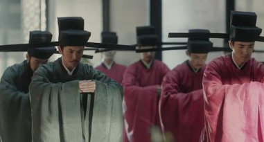 宰相接到皇帝慰问圣旨，结果全家人入狱