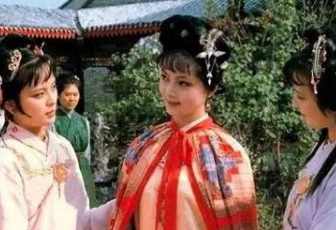 红楼梦中薛家在京城有房却常年寄居贾府是因为什么？